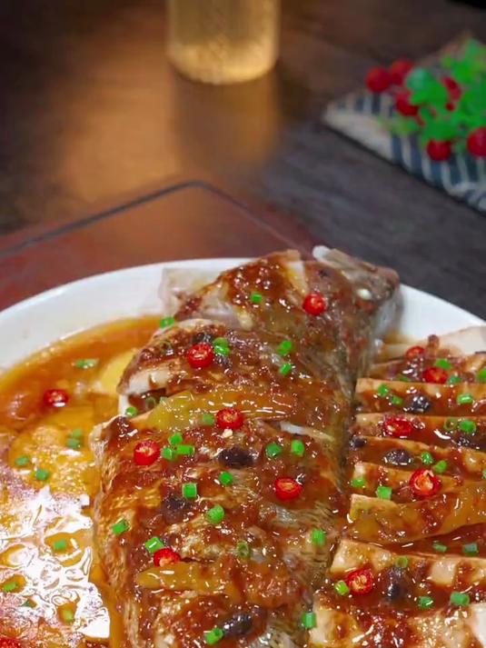 吃饭没胃口的时候那就试试这个酱椒蒸鲈鱼