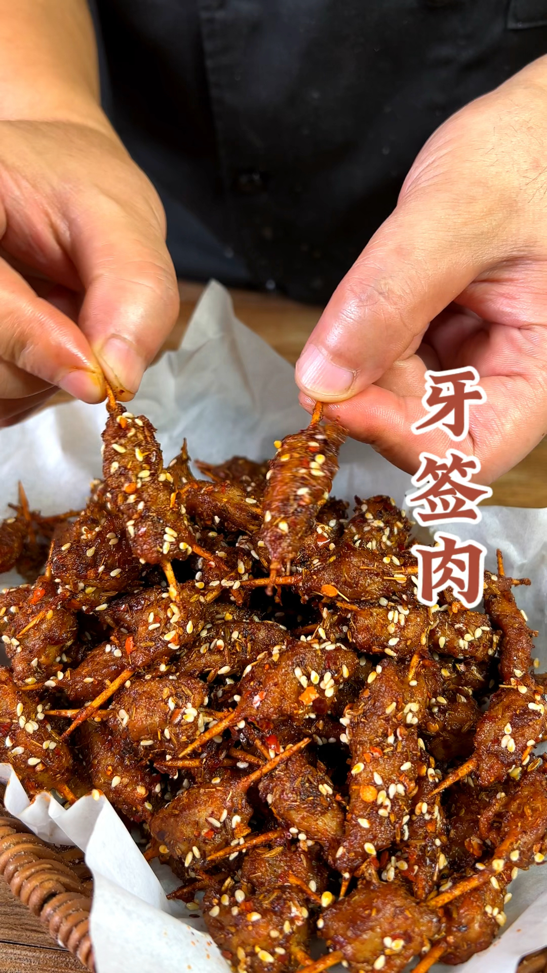 大人小孩都爱吃的牙签肉在夜市大排档的上桌率也是非常的高!
