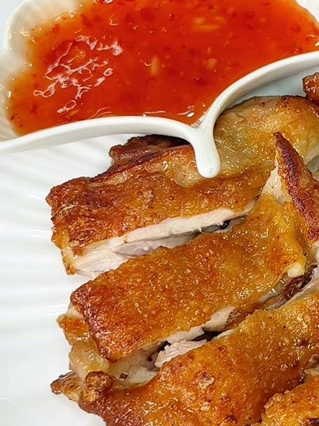 不用油炸也可以做出外脆里嫩、汁水饱满、蒜香浓郁的脆皮鸡扒