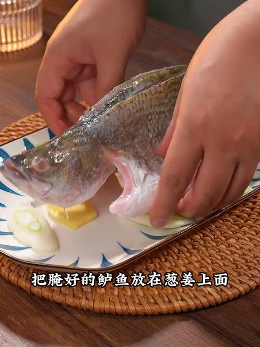 鲜嫩多汁的星级清蒸鲈鱼,跟着做就对了!