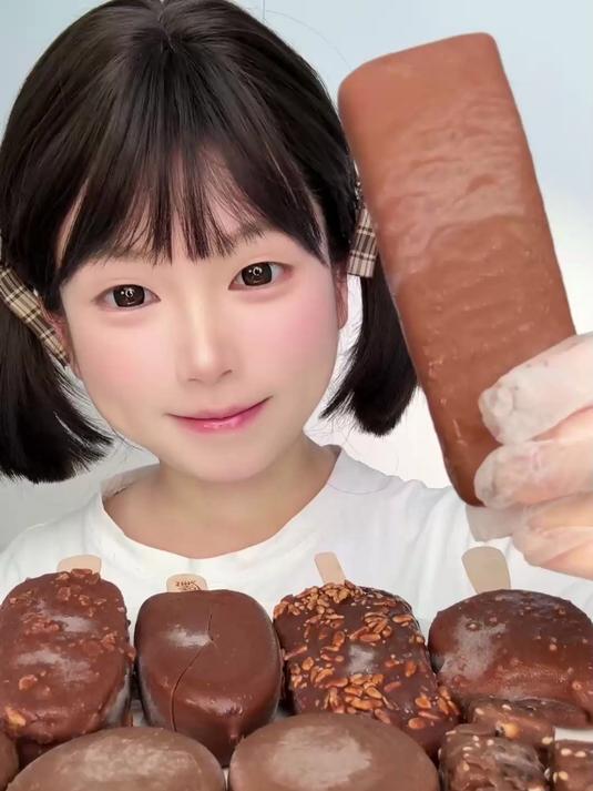 十几岁小孩不上班，在家吃脆皮巧克力冰淇淋，看着就馋人！