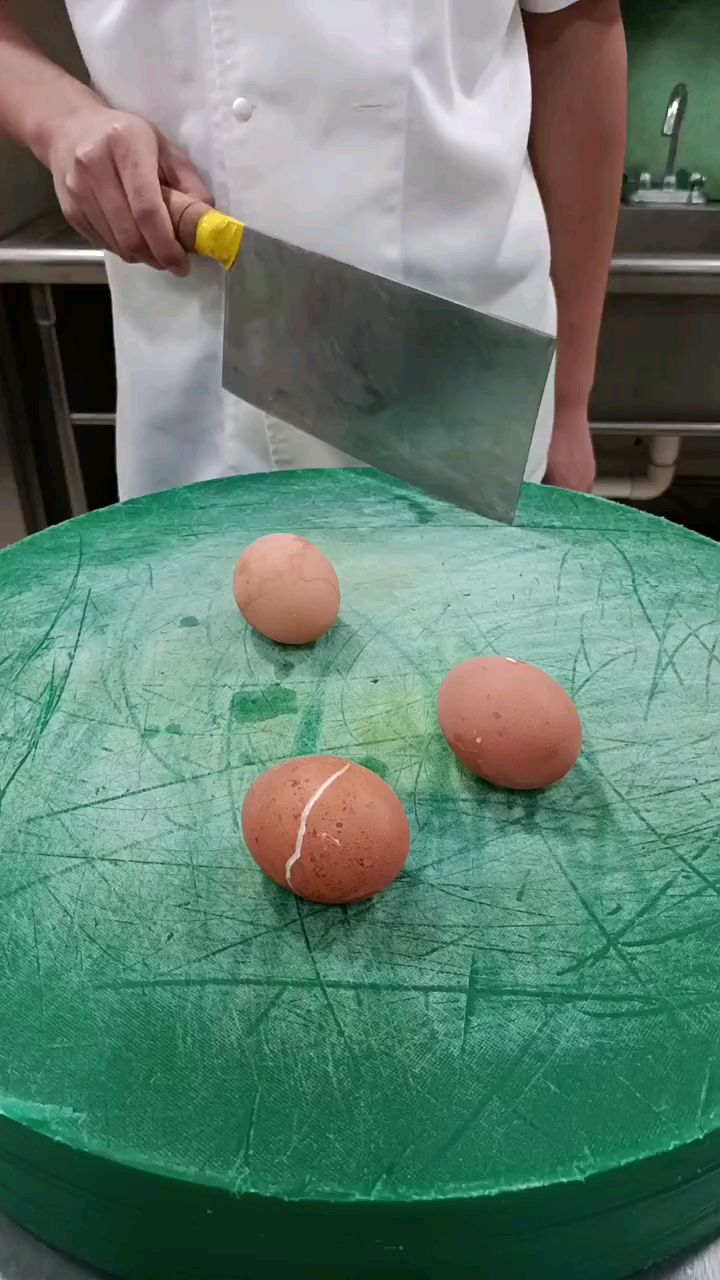 煮熟的鸡蛋可以雕刻成宠物的模样,很是好玩!