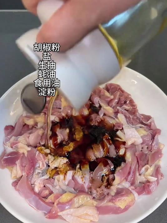 细煮虫草蒸老鸭：慢火慢炖，营养不流失