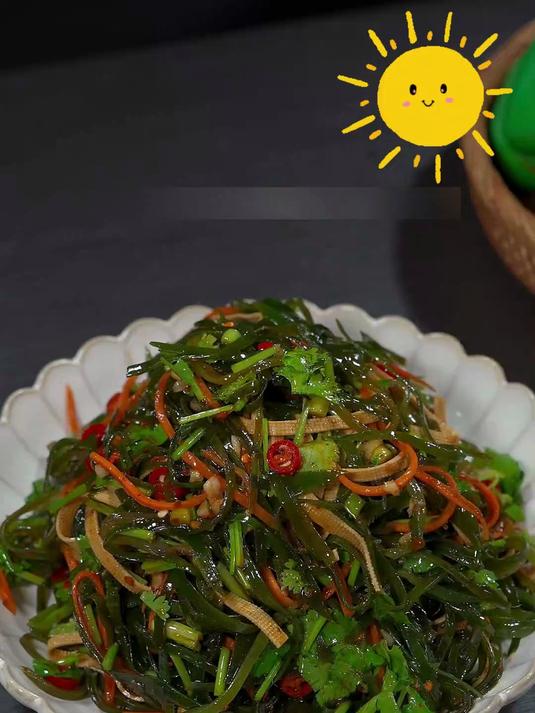 这是我家一年四季必备的爽口小凉菜炝拌海带丝，酸辣脆爽做法简单