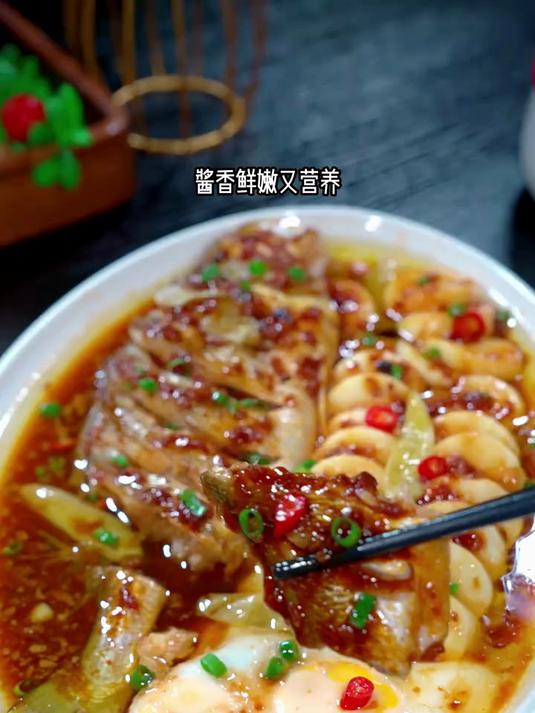 酱椒黄鱼是我们温州各大饭店里非常热门的一道特色菜