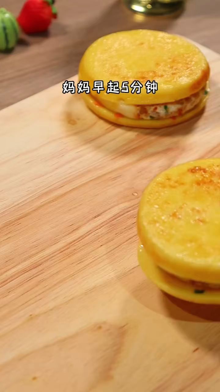 不用烤箱不用排队,在家就能做超火的鲜虾鸡蛋汉堡,鲜香松软孩子爱吃,关键做法还简单