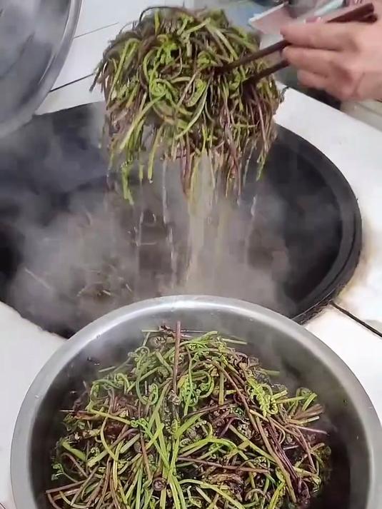 蒜头爆炒山野菜可下饭了
