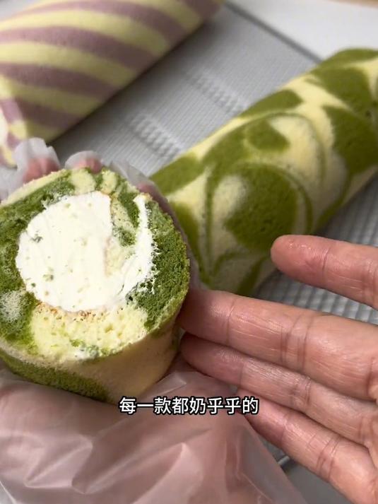 在家做出不同口味双色蛋糕卷简单不说好吃的不得了