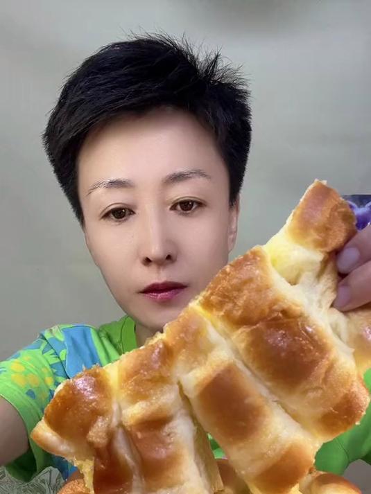 全麦面包麦香浓郁切片烤脆抹花生酱配煎蛋开启活力