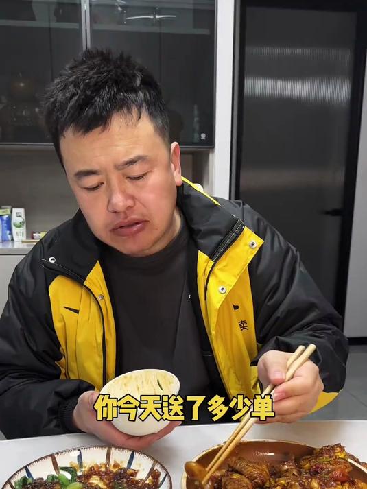 晚上22_00老公跑外卖回来了,今天给他做的,鸡翅鸡爪煲,蒜蓉油麦菜