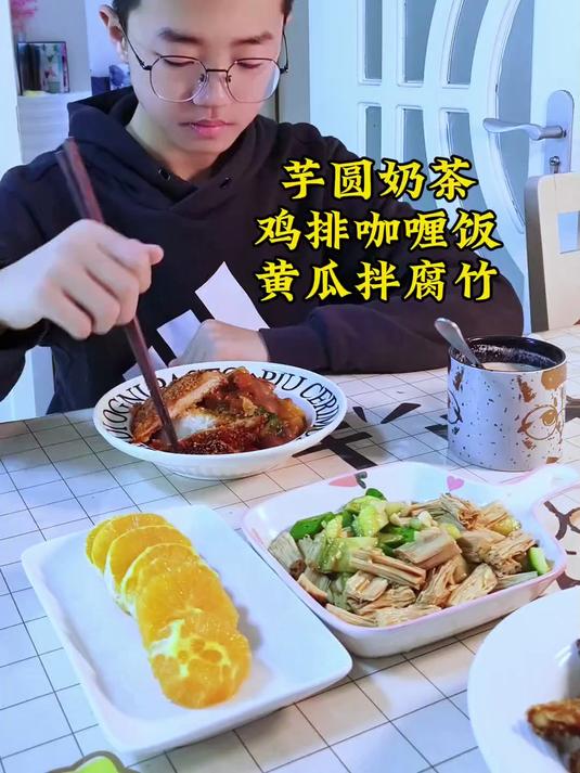 咖喱鸡排饭每个小朋友都应该爱吃吧！