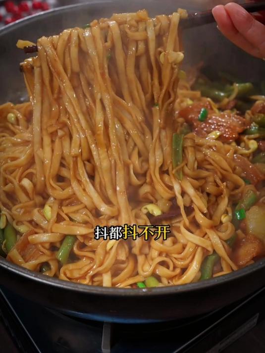 今天给大家分享一个家常焖面的做法