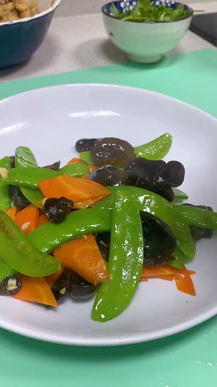清爽又解腻的荷兰豆炒木耳,全家都爱吃