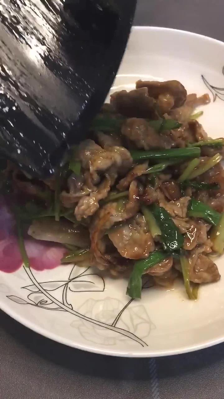 家庭版葱爆炒牛肉片,这样炒出来的牛肉好嫩滑,小孩也能吃的