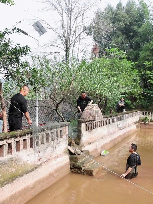 今天和朋友们去新哥家的鱼塘打鱼,做了两大盆家常鱼,鲜嫩入味