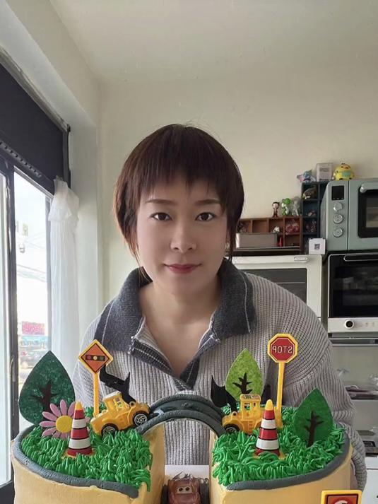 做了一个过桥蛋糕，小男孩应该都喜欢吧？#踢开世界的门#