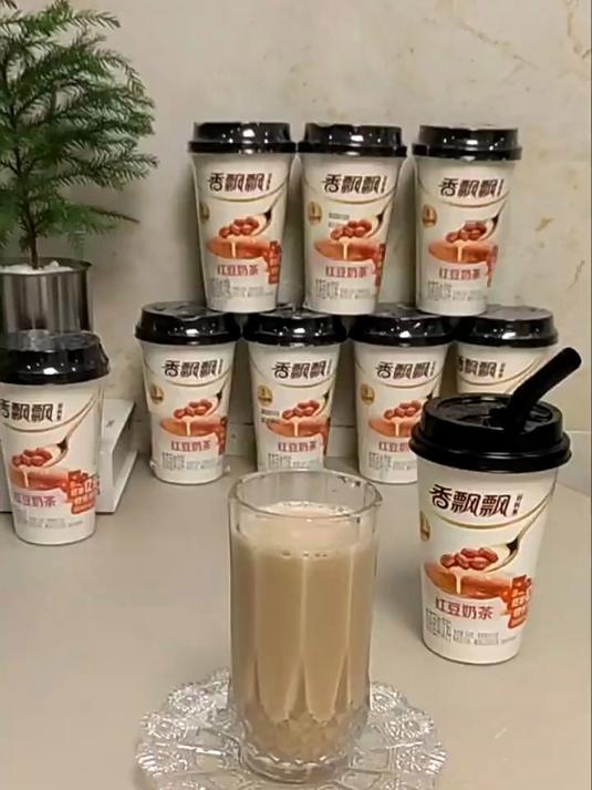 大人小孩都爱喝的香飘飘红豆奶茶,想喝随时随地来一杯