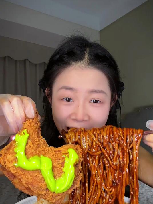 炸鸡炸酱面 tree tree 的炸鸡配上黏糊糊的炸酱面