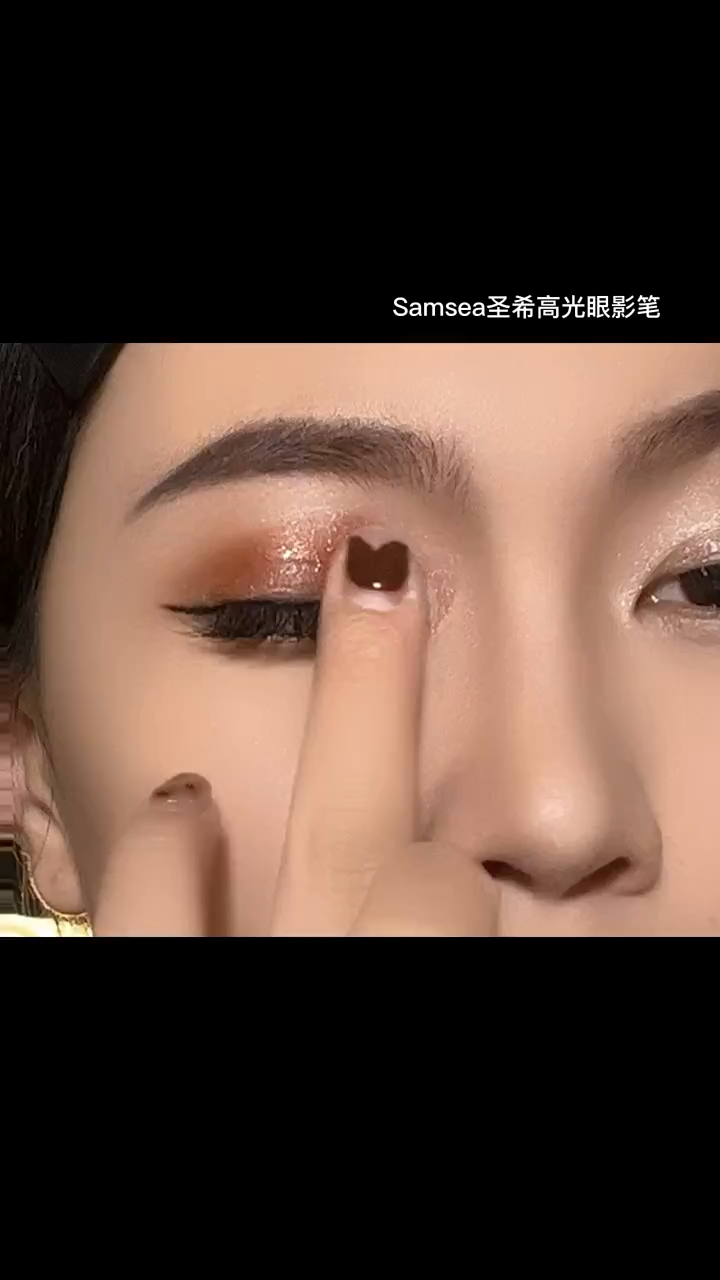 好看又精致的奶茶棕眼妆,两步让你轻松画#化妆 #眼影 #眼妆