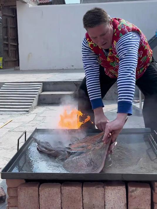 美国雷哥挑战中国美食十八香烤鱼，喷香