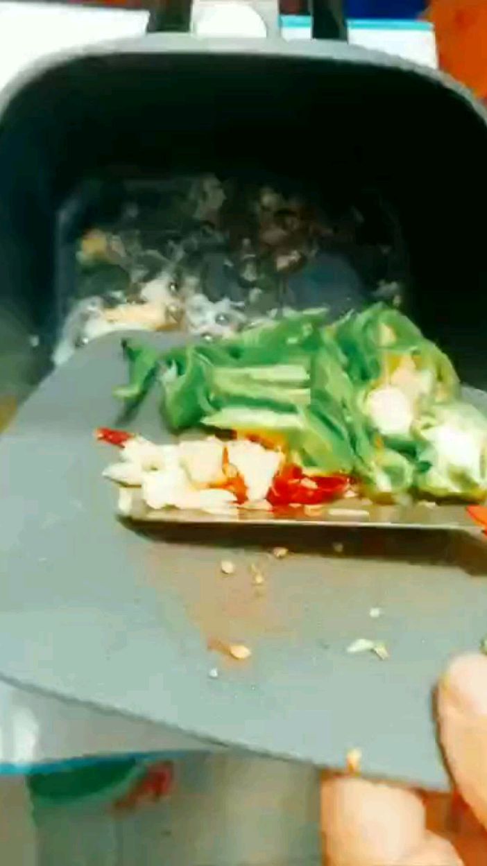 今天做了辣椒炒鸡蛋,胡萝卜炒黑木耳,生活就这样简简单单