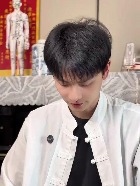 这个莲藕花生汤，适合现在这个季节吃，粉糯好吃