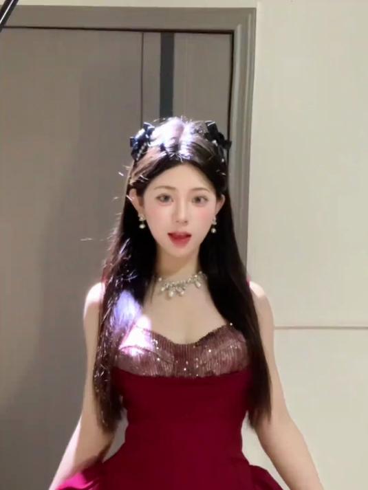 红丝绒慕斯蛋糕拟人诶