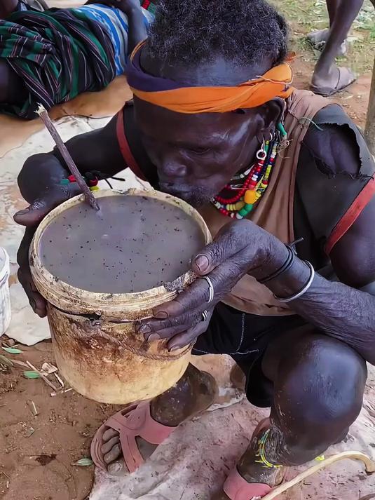 非洲原始部落图尔卡纳人的早餐
