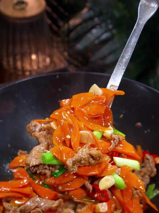 胡萝卜炒肉清甜爽口，下饭绝绝子