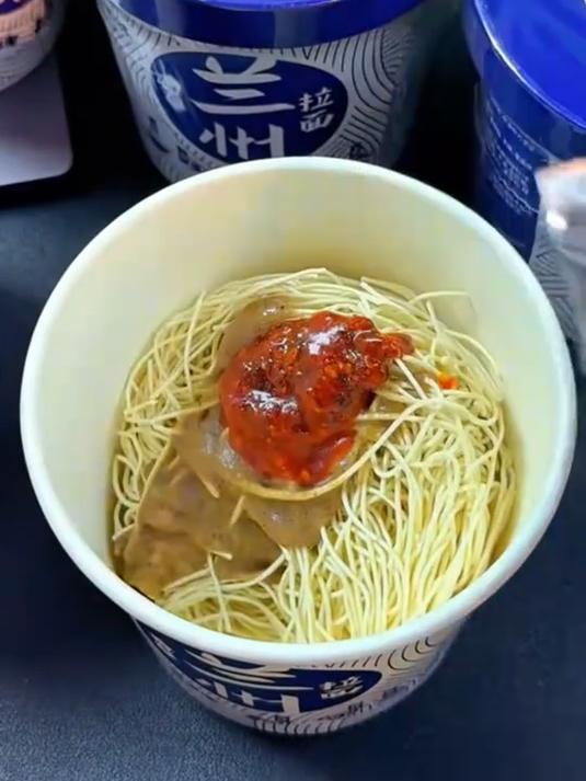 别再羡慕面馆党！这碗免煮兰州拉面，泡开就是地道味，快囤货！