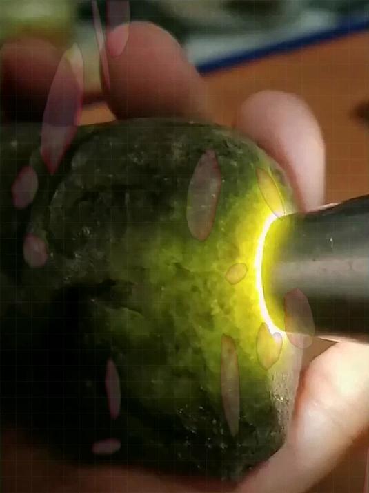 形状别致石头秀,翠色清逸似溪流,收藏投资解烦愁