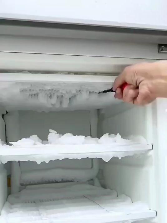 家里冰箱排水口堵了,结了一层冰,不能拖到2025,冰箱专用疏通器