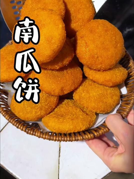 家里吃不完的南瓜做成南瓜饼,个个空心外酥里糯