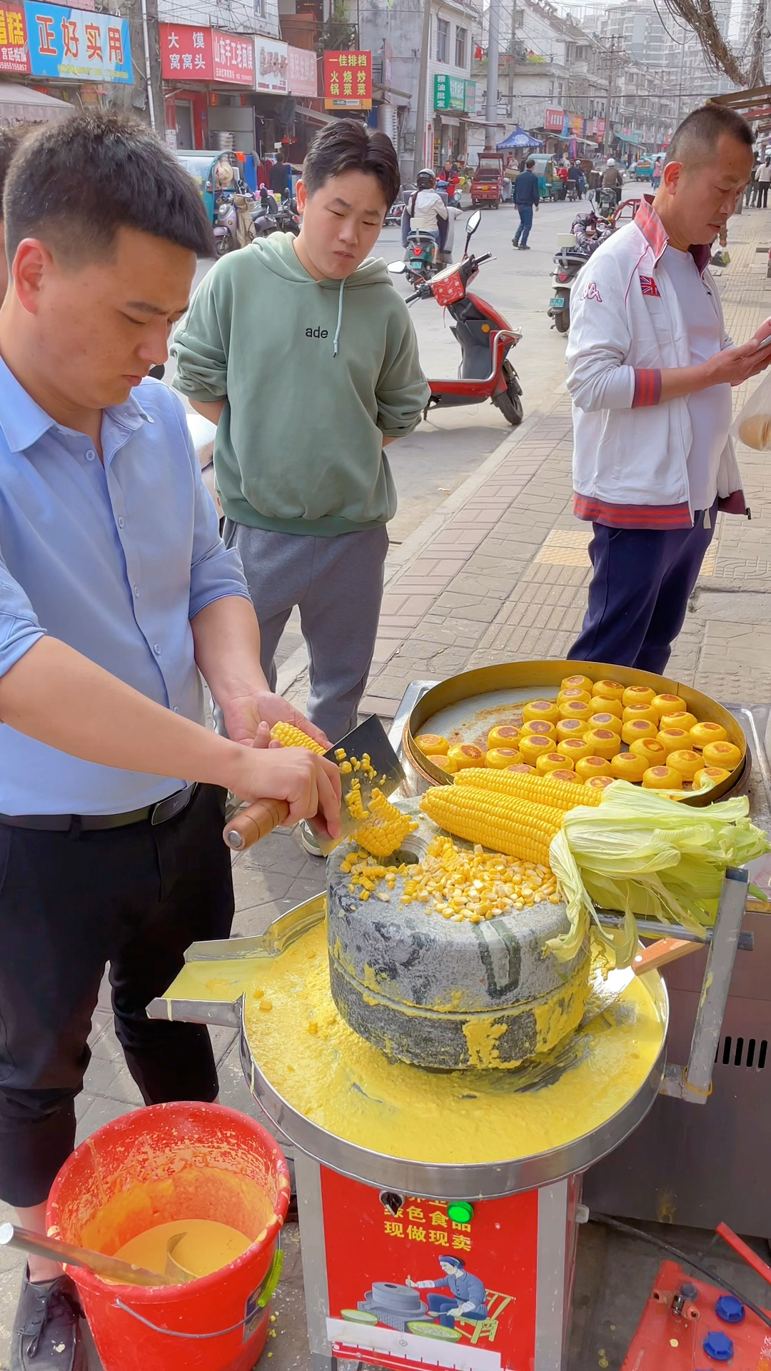 石磨玉米饼做法:一斤玉米,半斤白面,8克泡打粉,30克白糖,10克吉士粉,6两牛奶