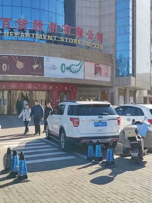 这就是北京菜百首饰，人潮汹涌堪比春运，到底是什么金饰让大家排队抢购？