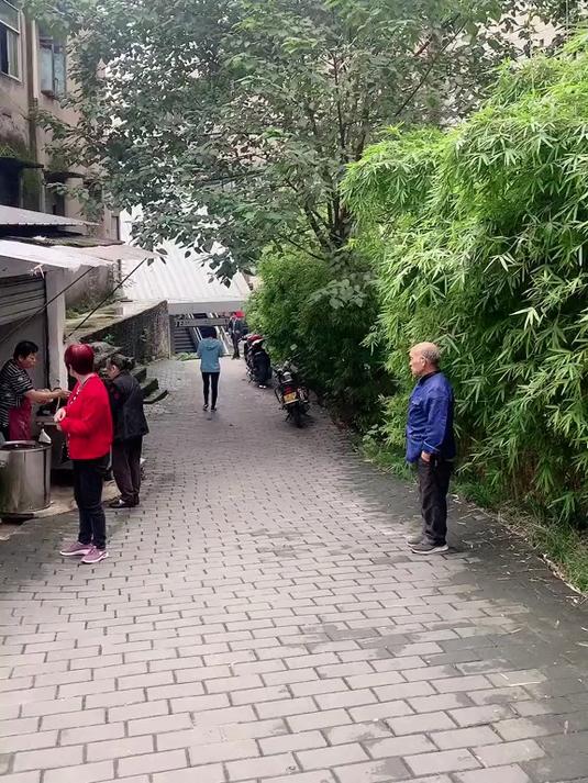 老人盯着烧饼摊许久,问了下价格又没舍得买,看老人失落离开