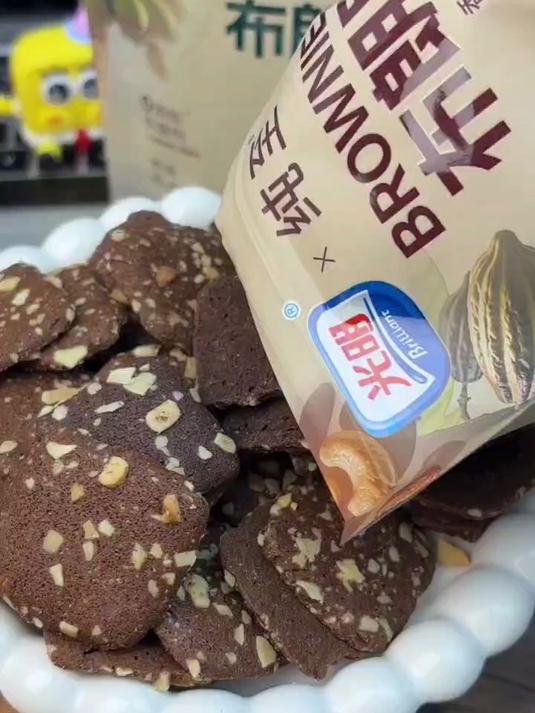 光明联名纯至巧克力布朗尼脆片,谁懂这一口好吃的含金量!
