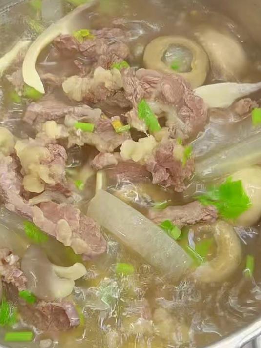 幸福有很多种，有人给你做牛肉汤是一种，潮汕人最爱的牛肉汤新做法式，这样做的牛肉嫩滑多汁汤汁