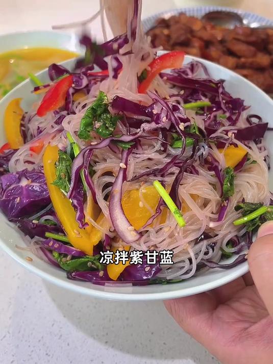 不爱吃蔬菜的小朋友，可以像这样做大拌菜，脆嫩爽口