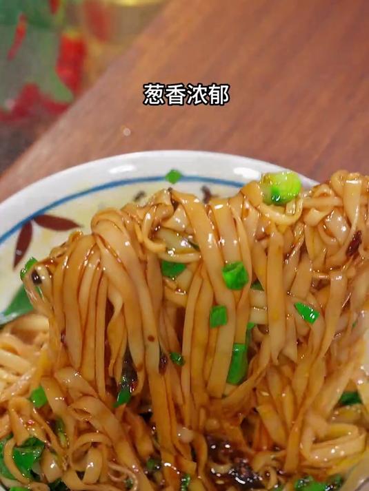 天冷不想做饭的时候，来一碗葱油拌面