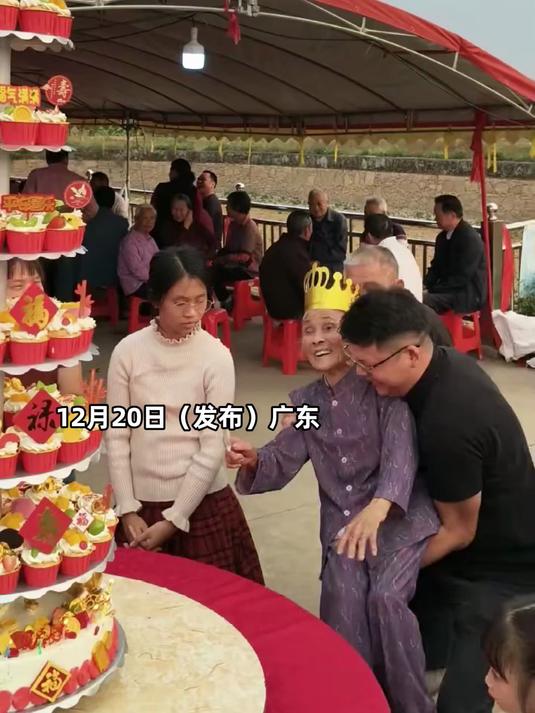 奶奶90大寿,孙子“公主抱”让奶奶切蛋糕