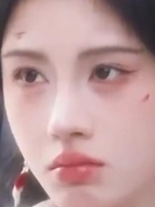 鞠婧祎噘嘴生气