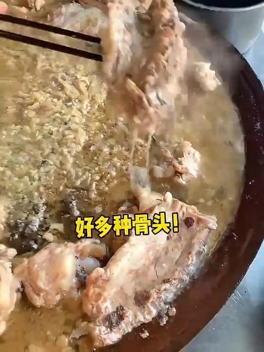 东北街头小馆子里的大锅杀猪菜!热腾腾好香!
