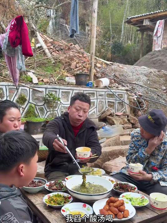 年已过完、平淡的生活开启，山上的野菜地里的蔬菜吃在嘴里慢慢的家常味