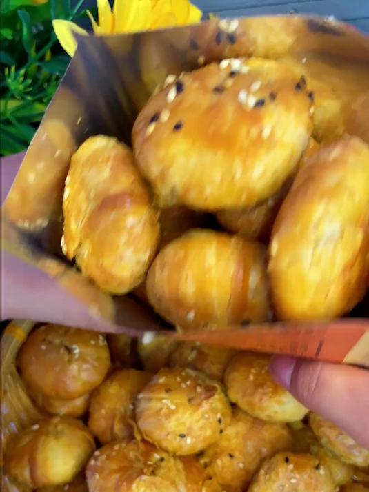 太香了!咸香酥脆的黄山烧饼里面是梅干菜扣肉馅的好吃到停不下来