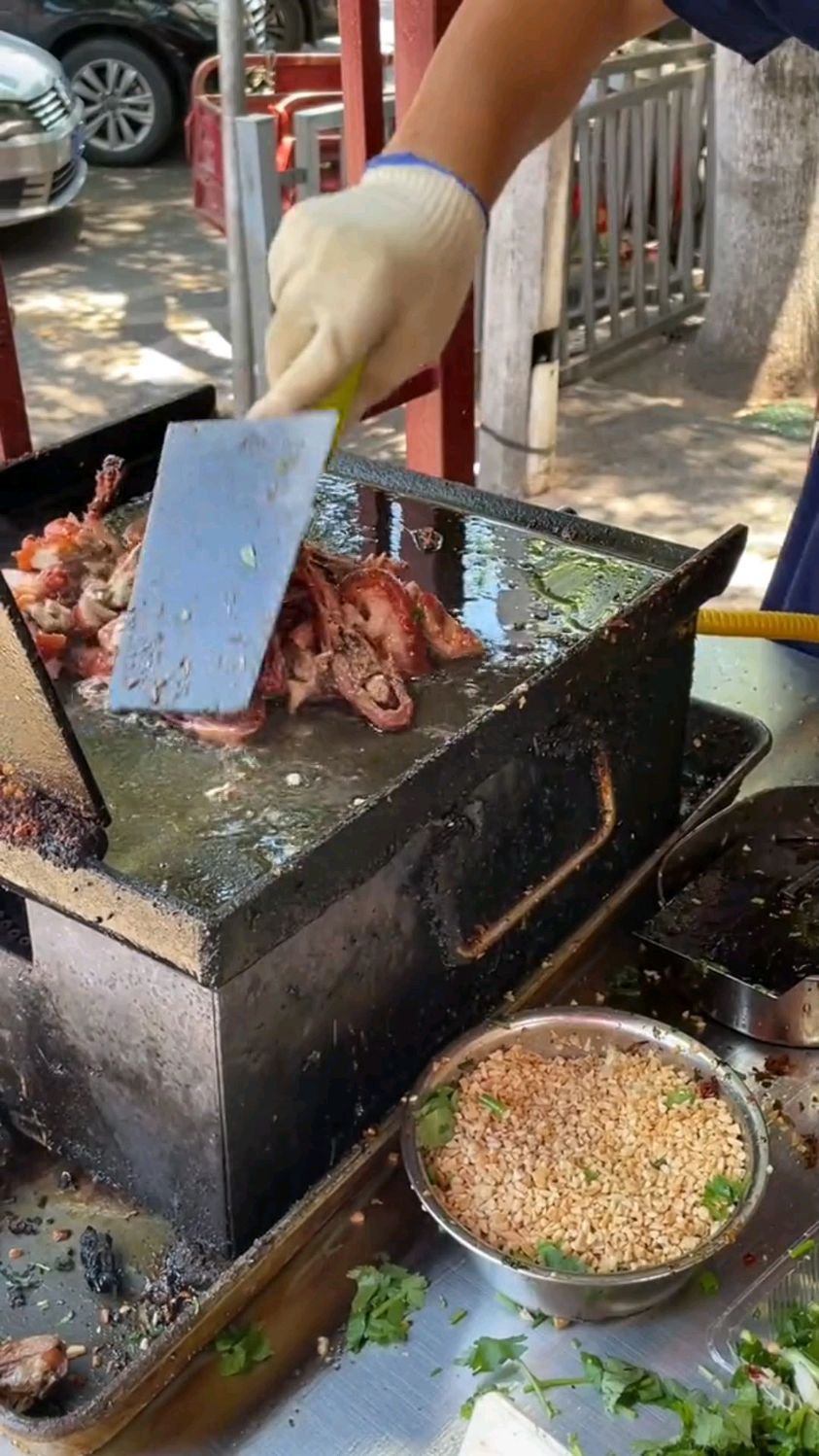 街头美食铁板烤鸭