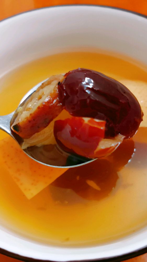 秋天,喝一碗酸酸甜甜的雪梨山楂红枣汤,解腻又好喝,值得一试