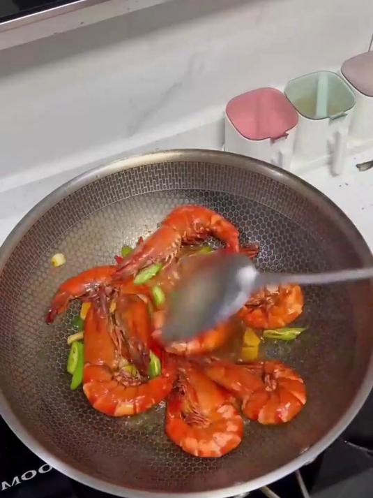 这虾太顶了!烤完焦香,一口下去超满足