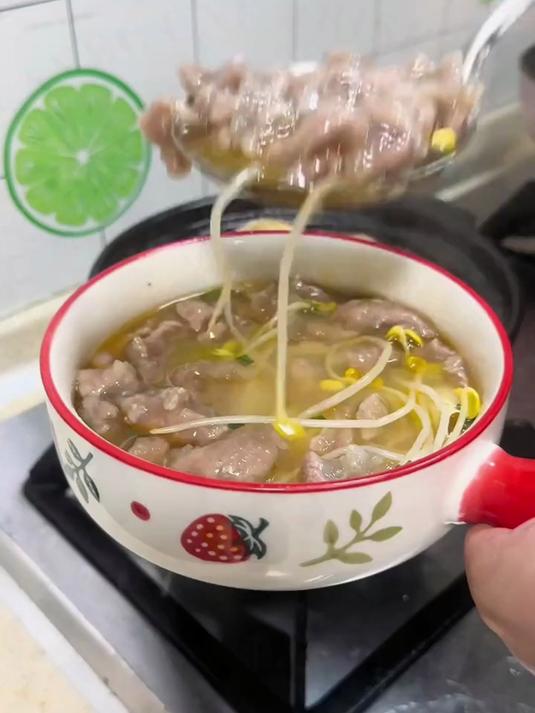 谁还没喝过这碗酸萝卜老鸭汤？酸得够劲，鲜得上头，暖身又暖心