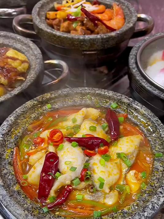 鸡焖鱼为什么这么香？鸡肉和鱼肉完美融合，汤汁浓郁不能错过！